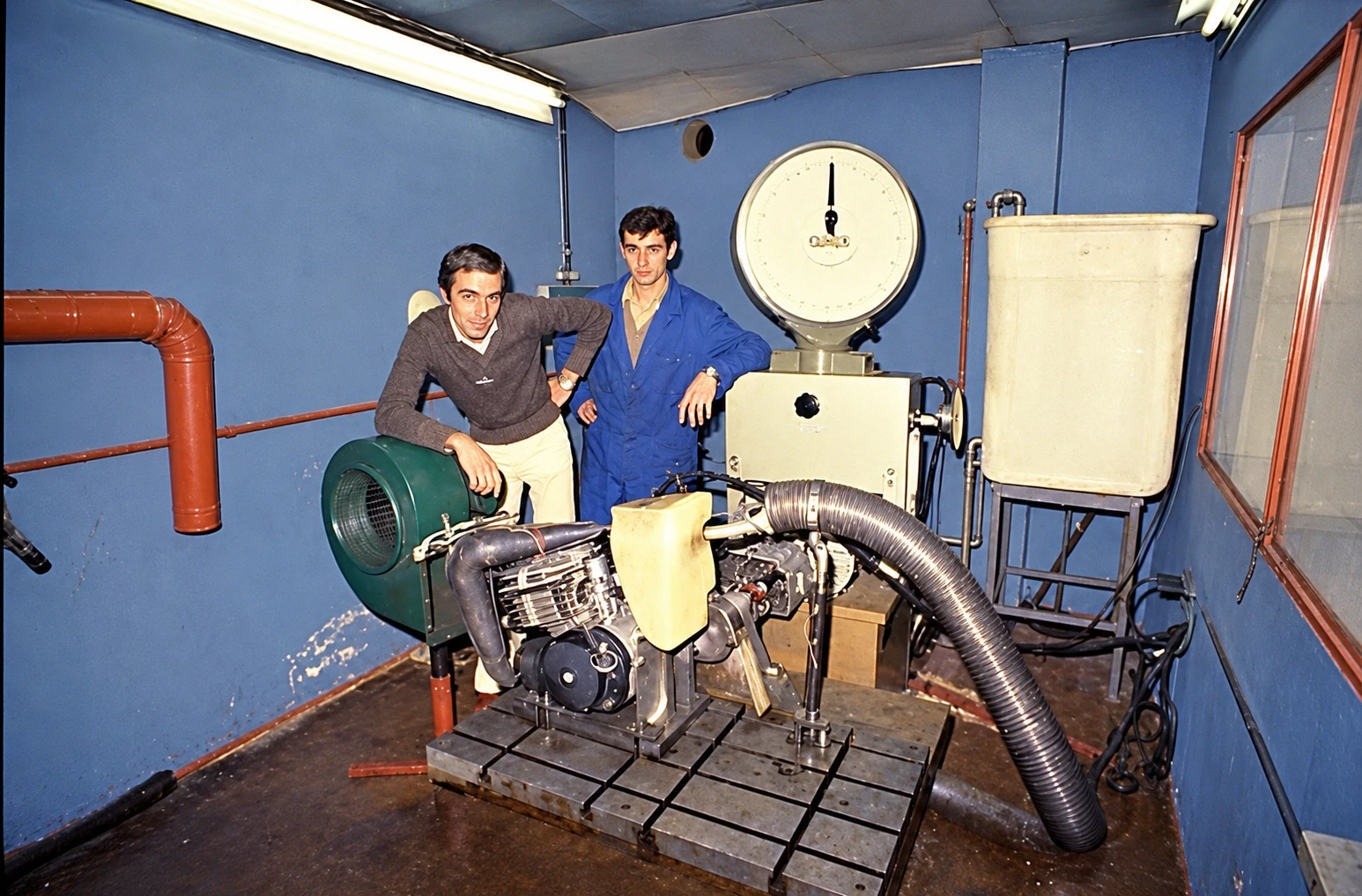 Giancarlo Gori con collaboratore al banco prova