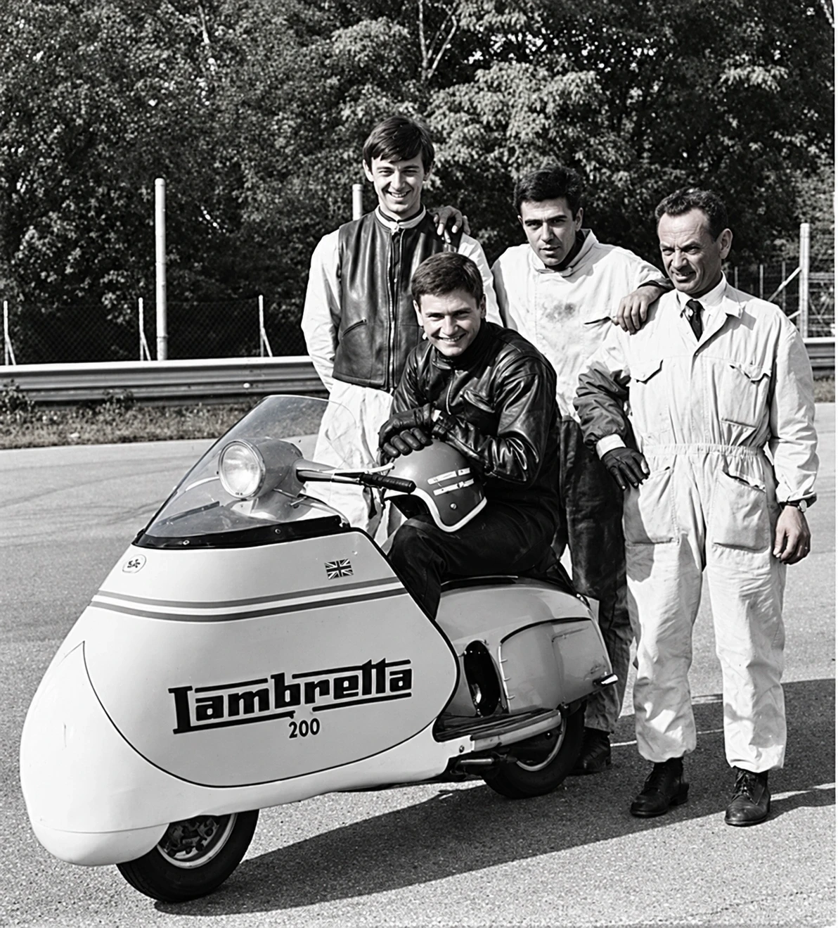 Monza 1965: Roberto Capolino, Giancarlo, Vasco e Maurizio Provvedi, come identificati nella didascalia originale